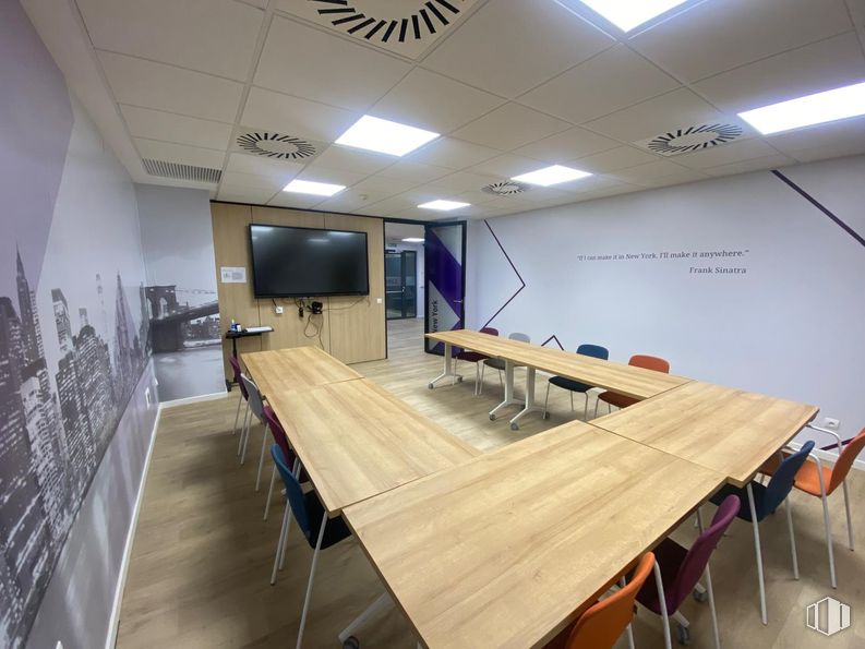 Oficina en alquiler en Edificio Masters I, Avenida General Perón, 38 B, Tetuán, Madrid, 28046 con televisión, silla, lámpara, mesa, mueble, interiorismo, madera, edificio, escritorio y suelos alrededor