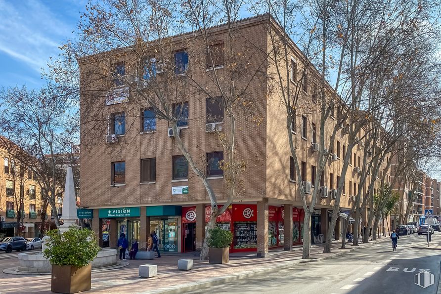 Local en alquiler en Edifcio Cuatro Caños, Calle Teniente Ruiz, 2, Alcalá de Henares, Madrid, 28805 con edificio, planta de interior, maceta, cielo, planta, ventana, diseño urbano, superficie de carretera, árbol y nube alrededor