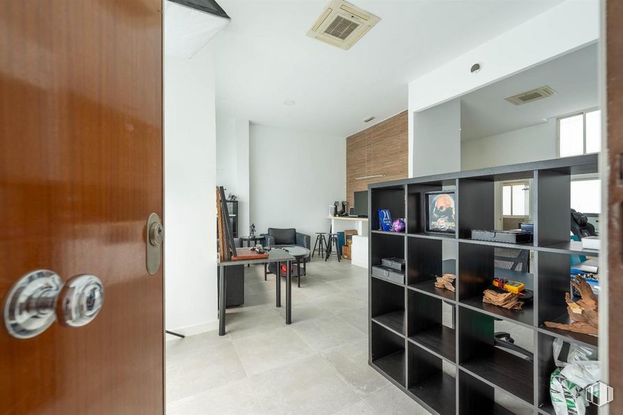 Local en venta en Calle Vereda del Carmen, 21, Ciudad Lineal, Madrid, 28017 con mueble, propiedad, edificio, silla, interiorismo, accesorio, planta de interior, diseño automovilístico, suelos y suelo alrededor