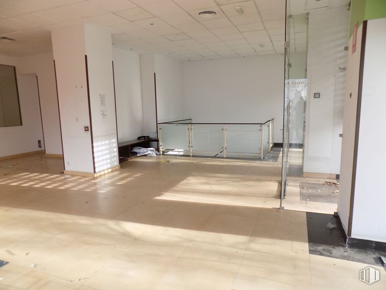 Retail for rent at Plaza Encuentro, 3, Moratalaz, Madrid, 28030 with flooring, floor, wood, interior design, ceiling, composite material, tile flooring, glass, hall and tile around