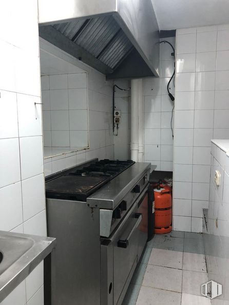 Local en venta en Calle Canillas, 36, Chamartín, Madrid, 28002 con ebanistería, estufa de gas, placa de cocción, estufa de cocina, aparato de cocina, estufa, cocina, electrodoméstico, gris y edificio alrededor