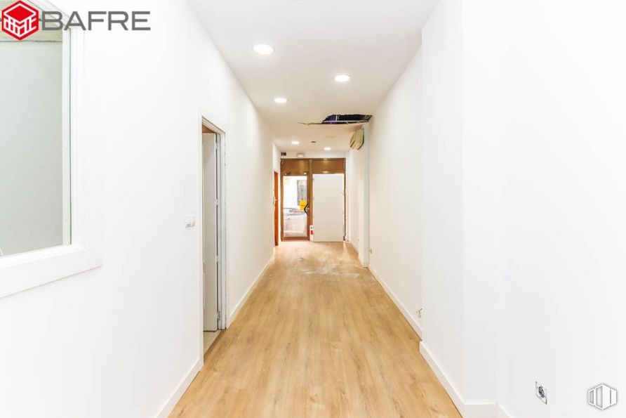 Retail for sale at Calle Antonio Salvador, Usera, Madrid, 28026 with mirror, building, fixture, wood, interior design, floor, flooring, paint, hall and house around