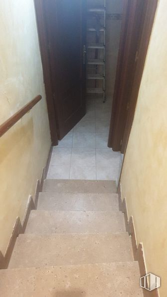 Local en venta en Calle Pico Cejo, Puente de Vallecas, Madrid, 28038 con marrón, escaleras, accesorio, madera, suelo, piso, material compuesto, tinte para madera, madera y tintes y matices alrededor