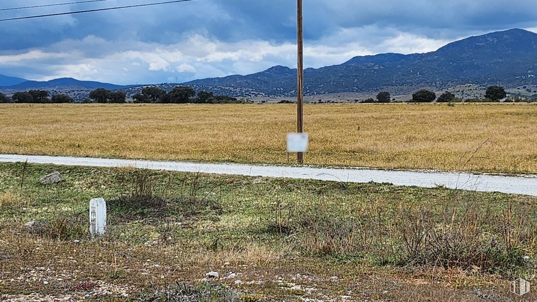 Land for sale at Polígono 36 Parcela 76, Escalona, Toledo, 45910 with lighting, sky, cloud, mountain, plant, natural landscape, land lot, grass, grassland and plain around