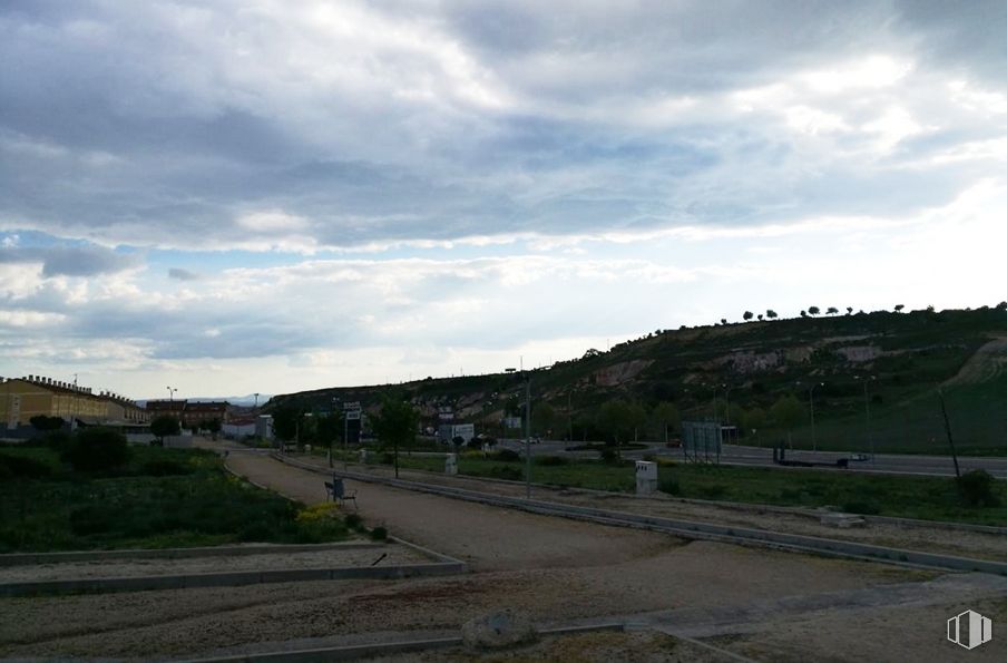 Land for sale at Carretera Nacional 110, La Lastrilla, Segovia, 40196 with building, cloud, sky, plant, road surface, land lot, asphalt, grass, mountain and landscape around