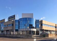 Oficina en alquiler en Calle Puerto Morcuera, 13, Leganés, Madrid, 28919 con edificio, cielo, nube, ventana, luz de la calle, diseño urbano, casa, bloque de torre, condominio y edificio comercial alrededor