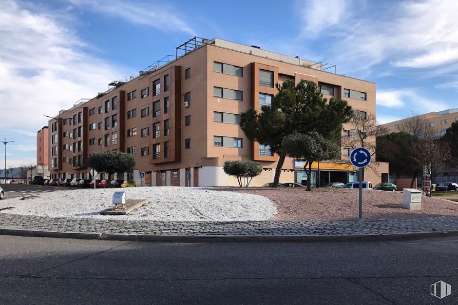 Local en alquiler y venta en Avenida Bulevar Alto Tajo, 62, Guadalajara, 19005 con edificio, nube, cielo, día, propiedad, ventana, superficie de la carretera, luz de la calle, árbol y arquitectura alrededor