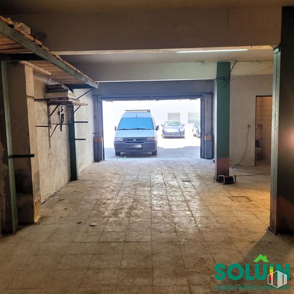 Local en venta en Calle San Fidel, Ciudad Lineal, Madrid, 28017 con camioneta, coche, luz de estacionamiento, neumático, edificio, iluminación del automóvil, vehículo, rueda, matrícula del vehículo y planta alrededor