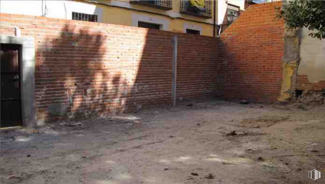 Suelo en venta en Calle Hospital, Talavera de la Reina, Toledo, 45600 con puerta, edificio, superficie de la carretera, albañilería, terreno, ladrillo, madera, material de construcción, carretera y material compuesto alrededor