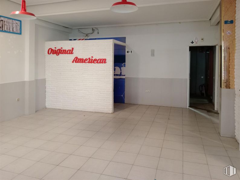 Local en alquiler y venta en Centro Comercial Fuenlabrada 2, Calle Portugal, 33, Fuenlabrada, Madrid, 28942 con lámpara, alumbrado, accesorio, edificio, interiorismo, suelos, suelo, puerta, techo y hall alrededor