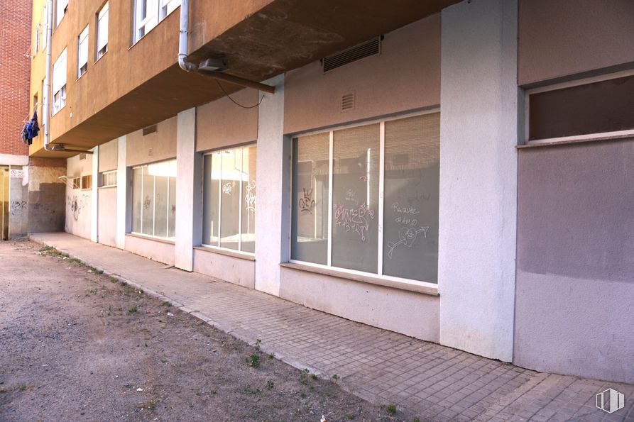 Retail for sale at Avenida Inmaculada Concepción, 50, Ávila, 05005 with window, building, wood, fixture, brick, brickwork, road surface, tints and shades, facade and concrete around