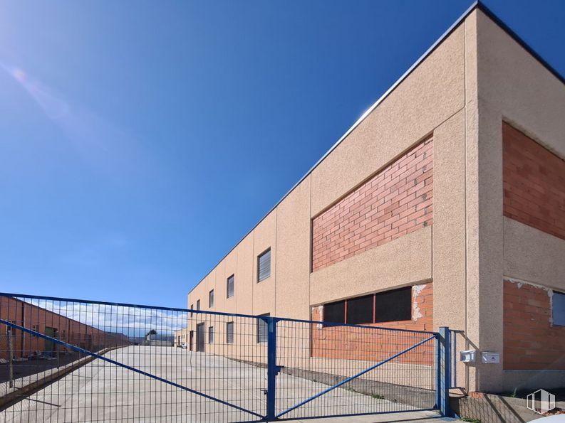 Nave en alquiler en Polígono industrial Hontoria, Segovia, 40195 con ventana, edificio, cielo, ladrillo, sombra, albañilería, material compuesto, valla, fachada y edificio comercial alrededor