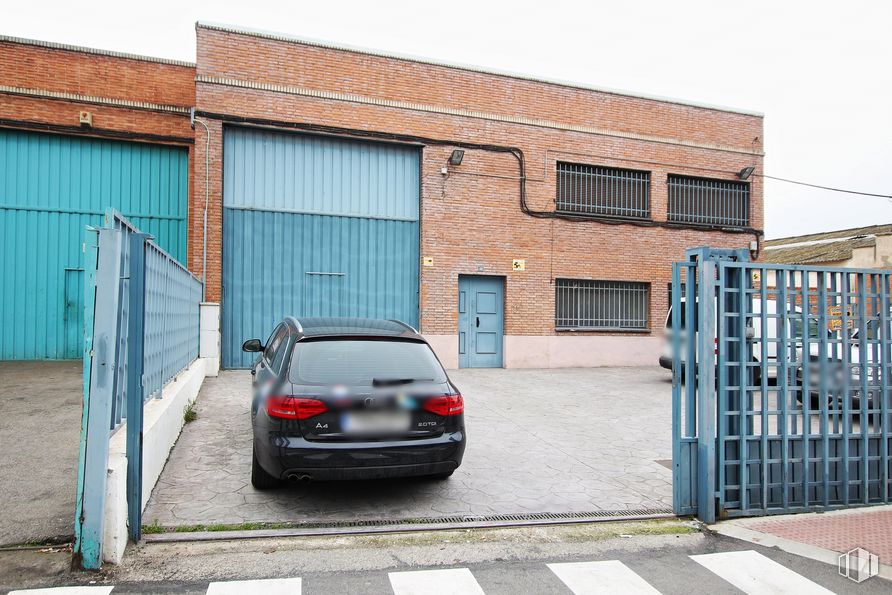 Industrial for rent at Calle Silicio, Torrejón de Ardoz, Madrid, 28850 with car, window, building, automotive parking light, tire, land vehicle, wheel, vehicle, property and sky around