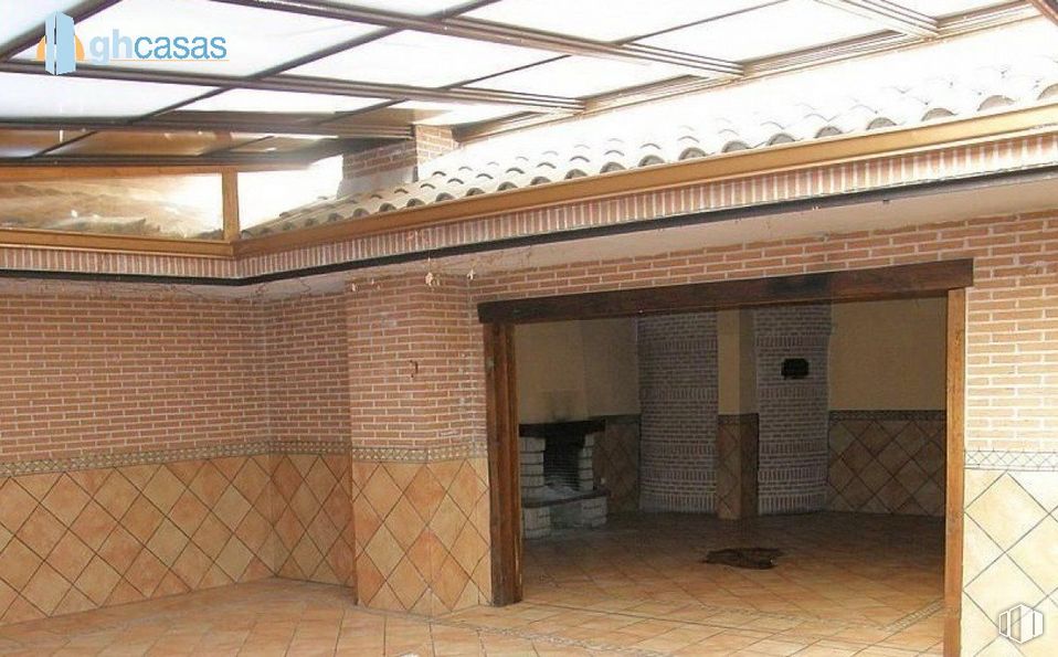 Retail for sale at Calle Real, Navalafuente, Madrid, 28729 with building, brick, brickwork, shade, door, wood, facade, flooring, building material and house around