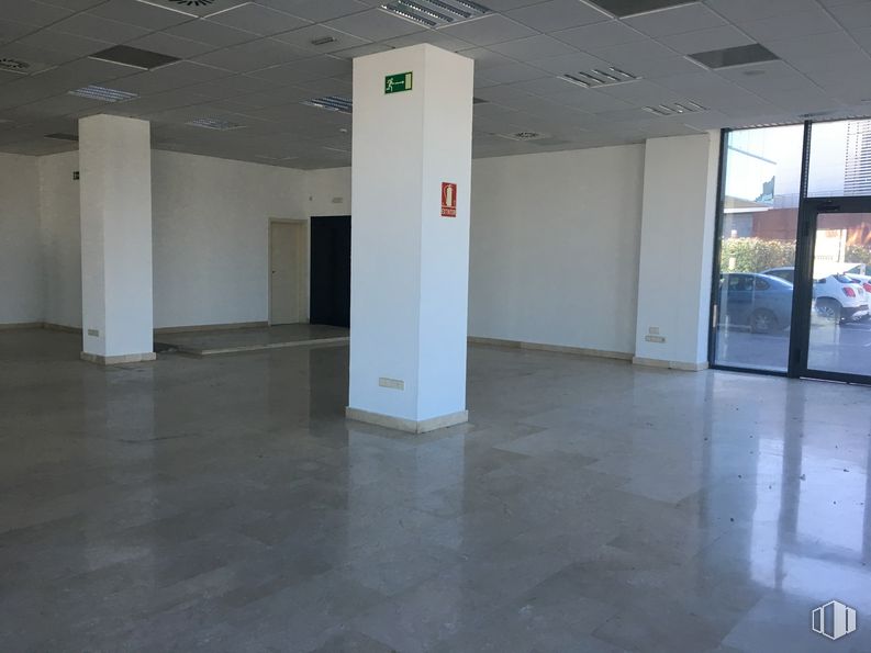 Office for rent at Edificio Europa I, Avenida Fuencarral, 24, Alcobendas, Madrid, 28108 with fixture, interior design, floor, flooring, hall, composite material, material property, gas, tile flooring and column around