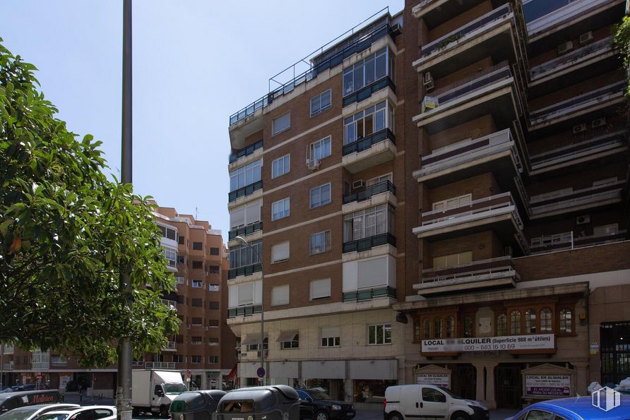 Local en alquiler en Calle Aviador Zorita, 39, Tetuán, Madrid, 28020 con edificio, camioneta, vehículo terrestre, coche, vehículo, ventana, cielo, diseño urbano, condominio y bloque de pisos alrededor