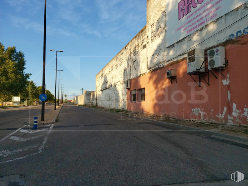 Land for sale at Calle Carlos Barral, 13, Talavera de la Reina, Toledo, 45600 with street light, building, sky, road surface, asphalt, cloud, tree, window, plant and residential area around