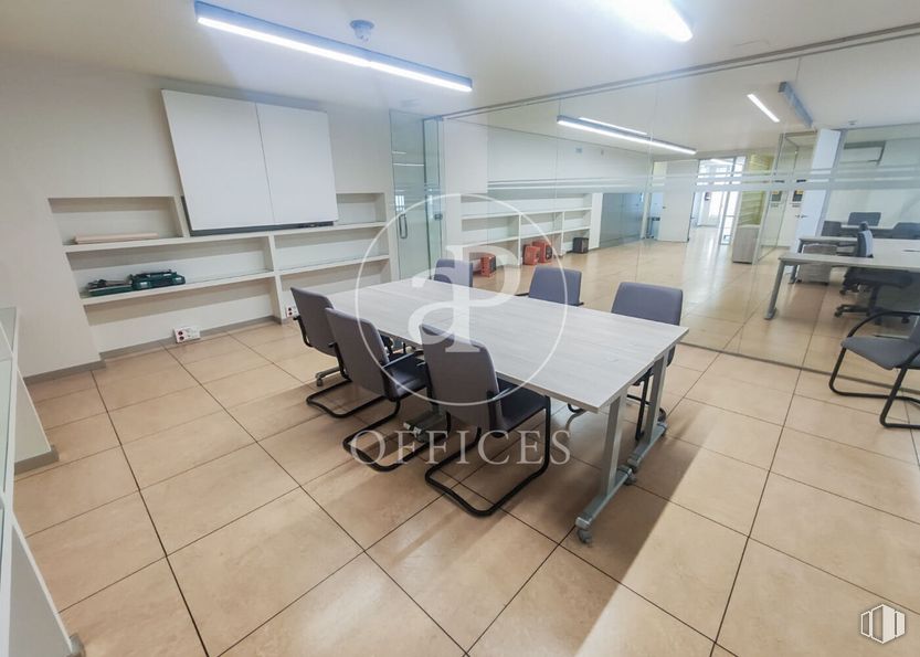 Oficina en alquiler en Zona San Sebastián de los Reyes, San Sebastián de los Reyes, Madrid, 28700 con silla, escritorio, lámpara, alumbrado, mesa, mueble, silla de oficina, interiorismo, suelos y edificio alrededor