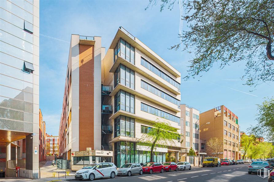 Oficina en alquiler en Calle Cronos, San Blas - Canillejas, Madrid, 28037 con coche, edificio, cielo, rueda, vehículo, neumático, árbol, bloque de pisos, diseño urbano y condominio alrededor