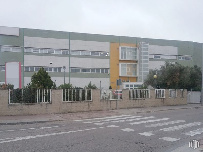 Industrial for sale at Polígono Los Olivos, Getafe, Madrid, 28906 with building, window, daytime, sky, fence, urban design, fixture, facade, real estate and residential area around