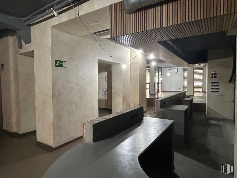 Retail for rent at Calle San Andrés, 38, Centro, Madrid, 28004 with hall, floor, flooring, wall, building, material property, glass, ceiling, art and space around