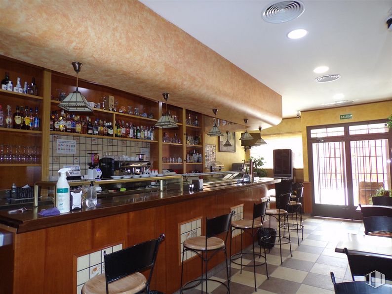 Nave en alquiler y venta en Calle Málaga, Valdemoro, Madrid, 28341 con silla, alumbrado, mueble, propiedad, edificio, establecimiento de bebidas, mesa, estante, interiorismo y barware alrededor