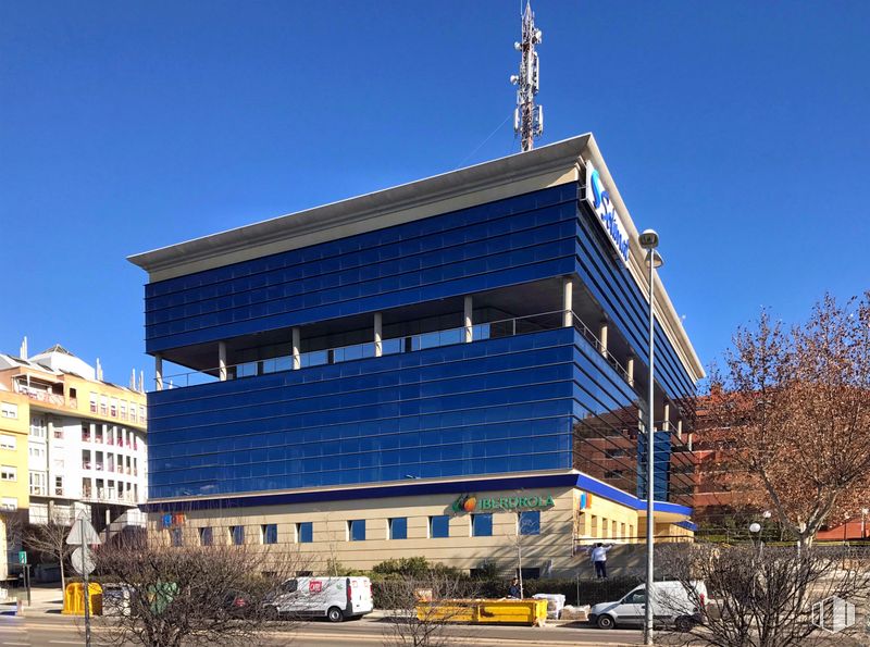 Oficina en alquiler en Calle Berna, 1, Toledo, 45005 con edificio, cielo, propiedad, ventana, bloque de pisos, edificio comercial, fachada, ciudad, azul eléctrico y condominio alrededor