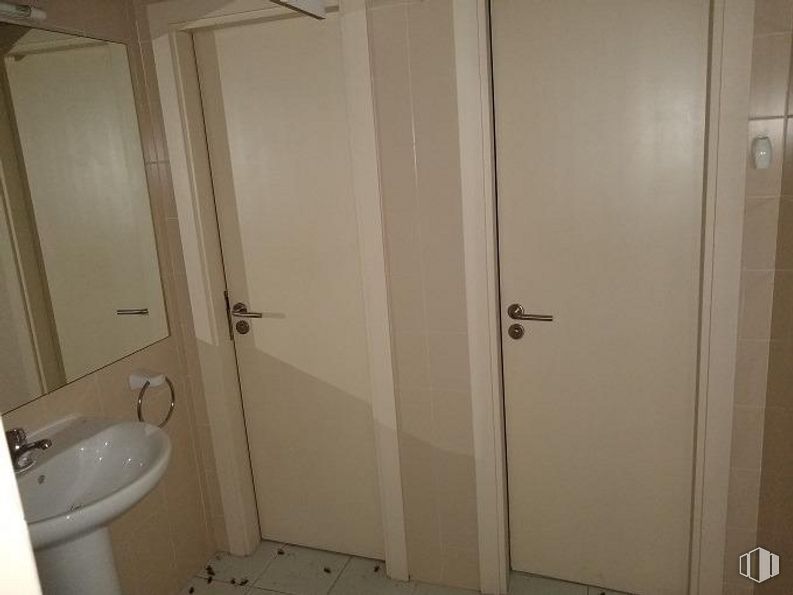 Retail for sale at Calle Toledo, 5, Getafe, Madrid, 28901 with door, sink, mirror, plumbing fixture, tap, bathroom, fixture, bathroom sink, wood and shower door around