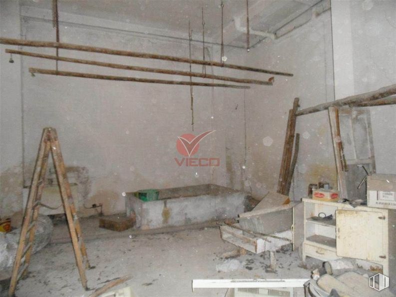 Retail for sale & for rent at Zona Los Tiradores, Cuenca, 16001 with ladder, wood, wall, floor, composite material, building material, gas, flooring, tool and concrete around