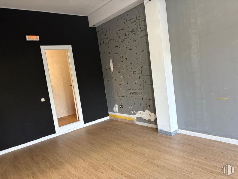 Retail for sale & for rent at Zona El Cigarral, Algete, Madrid, 28110 with door, flooring, floor, wall, wood, wood flooring, room, home, composite material and ceiling around