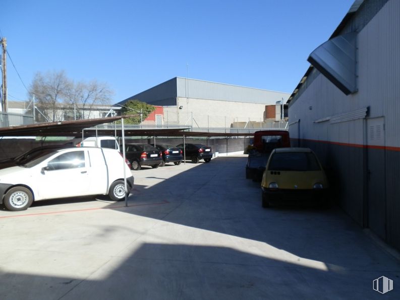 Nave en venta en Polígono Industrial Vicálvaro, Vicálvaro, Madrid, 28052 con coche, neumático, rueda, luz de estacionamiento automotriz, cielo, vehículo terrestre, vehículo, vehículo motorizado, neumático automotriz y iluminación automotriz alrededor