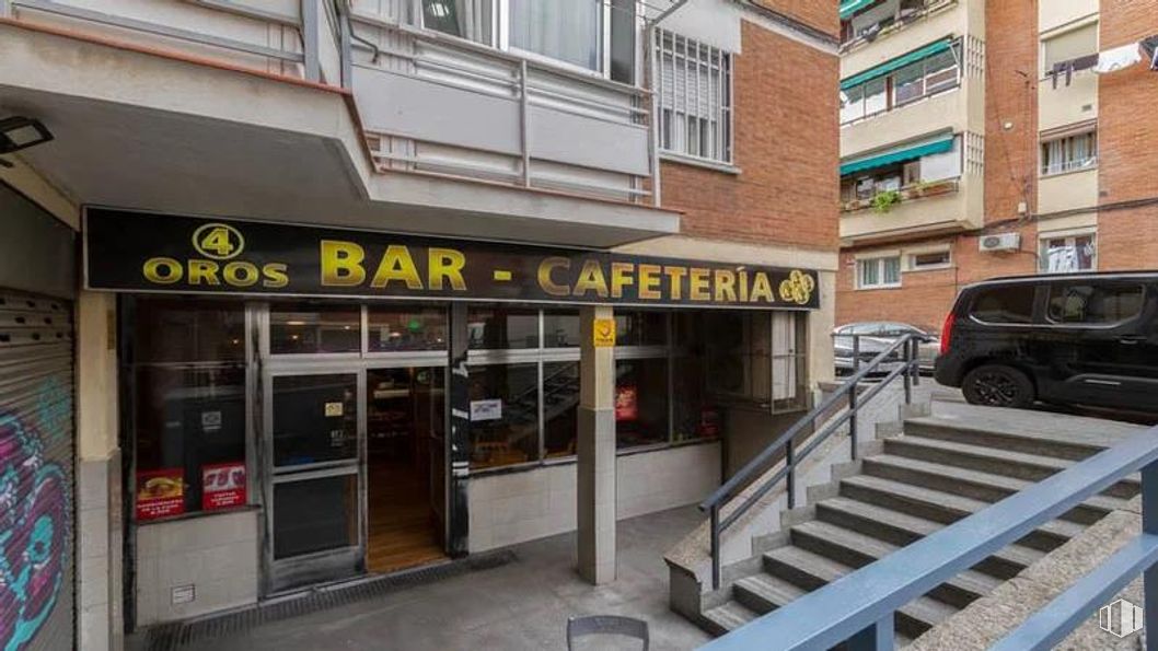 Retail for sale at Calle Francisco Ruíz, Usera, Madrid, 28026 with van, window, building, car, door, restaurant, cafeteria and fast food restaurant around