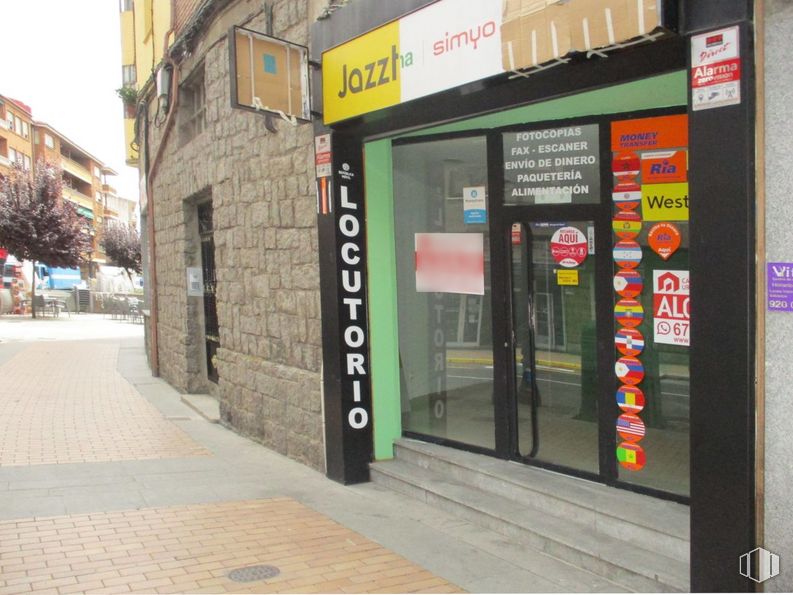 Retail for rent at Avenida Portugal, Ávila, 05001 with fixture, building, gas, facade, font, city, door, signage, window and advertising around