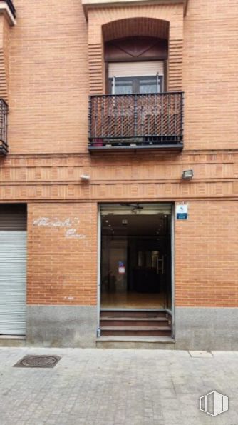 Retail for rent at Calle Escritorios, Alcalá de Henares, Madrid, 28801 with door, building, window, fixture, wood, brickwork, brick, building material, facade and real estate around