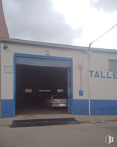 Industrial for sale at Calle Vino, La Puebla de Almoradiel, Toledo, 45840 with car, sky, cloud, building, vehicle, asphalt, road surface, gas, facade and road around