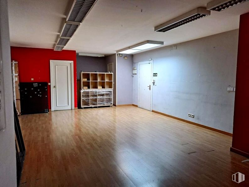 Office for sale at Calle Montera, Centro, Madrid, 28013 with door, light fixture, lighting, flooring, floor, wall, wood, interior design, wood flooring and ceiling around