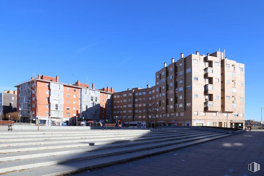 Oficina en alquiler y venta en Plaza del Mar Caribe, 1, Coslada, Madrid, 28820 con edificio, cielo, tiempo de día, ventana, diseño urbano, luz de la calle, vecindario, condominio, bloque de pisos y barrio residencial alrededor