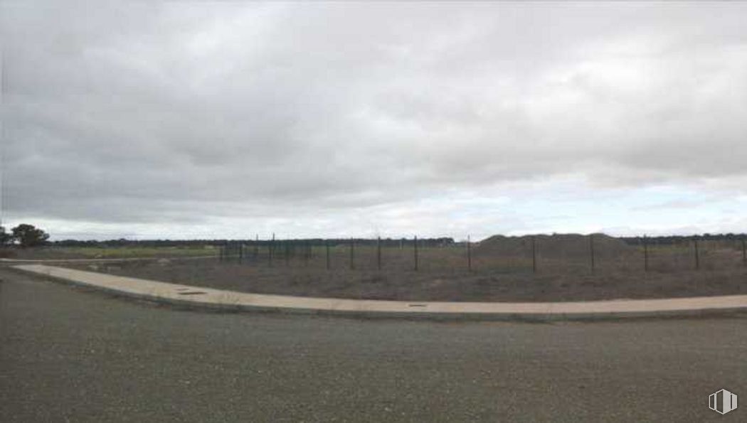 Land for sale at Sector S-3, Villanueva de Gómez, Villanueva de Gómez, Ávila, 05166 with cloud, sky, grey, road surface, natural landscape, plant, asphalt, tar, landscape and horizon around