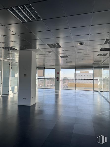 Office for rent at Edificio Barajas, Calle Alcañiz, 23, Barajas, Madrid, 28042 with floor, flooring, ceiling, commercial building, composite material, glass, metal, tile flooring, hall and headquarters around