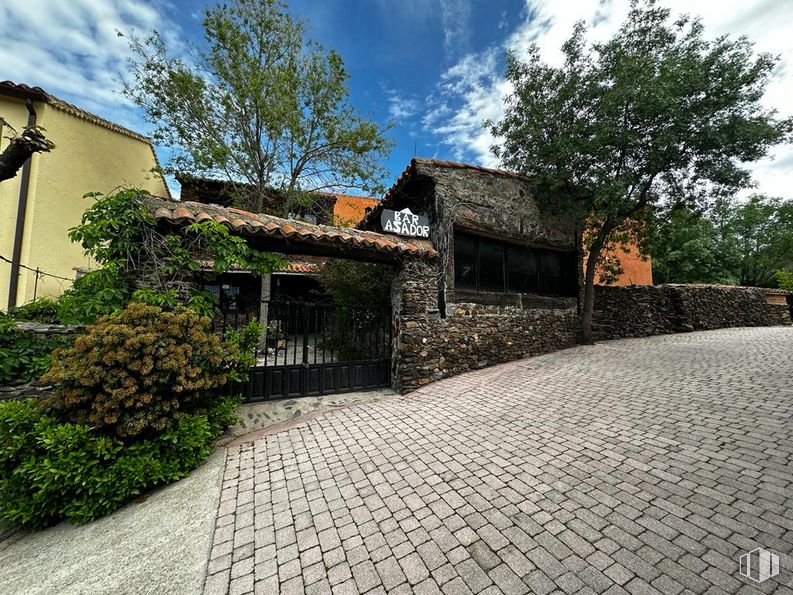 Retail for sale at Travesía Cuesta, El Atazar, Madrid, 28189 with house, window, cloud, sky, plant, building, street light, tree, road surface and vegetation around