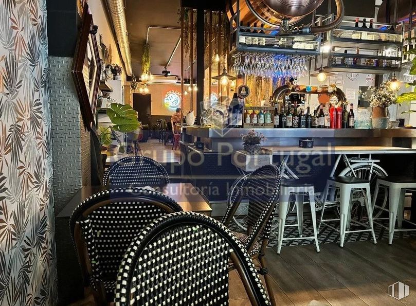 Retail for rent at Zona Chamberí, Chamberí, Madrid, 28015 with stool, interior design, furniture, restaurant, chair, bar, light fixture, kitchen & dining room table, barware and drinking establishment around