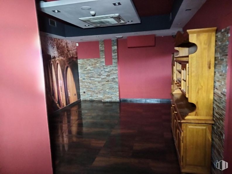 Retail for sale at Zona El Quiñón, Seseña, Toledo, 45223 with cabinetry, wood, purple, floor, flooring, material property, magenta, tints and shades, art and hardwood around