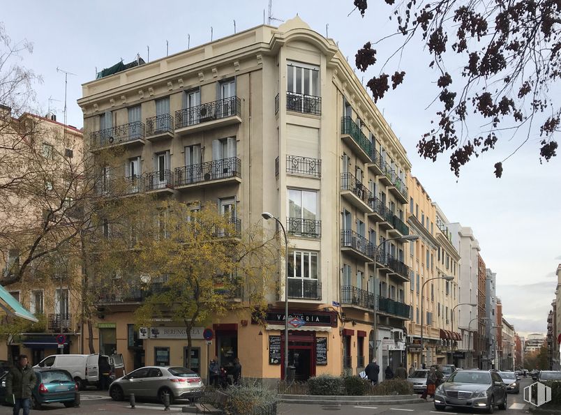 Local en alquiler en Calle de Bretón de los Herreros, Chamberí, Madrid, 28003 con coche, edificio, durante el día, planta, rueda, neumático, cielo, ventana, vehículo y árbol alrededor