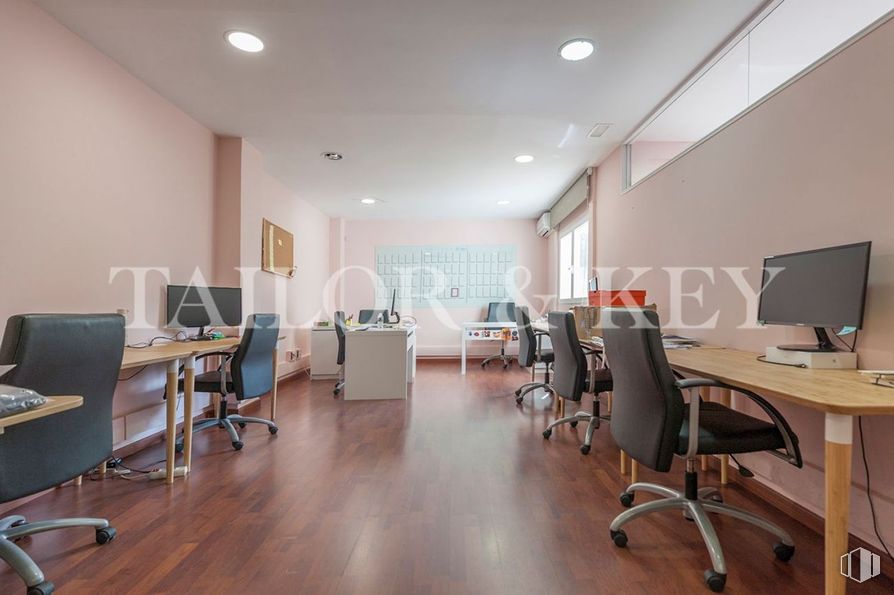 Oficina en venta en Calle Vallehermoso, Chamberí, Madrid, 28015 con pantalla de ordenador, silla, escritorio, mesa, mueble, silla de oficina, ordenador, edificio, alumbrado y interiorismo alrededor