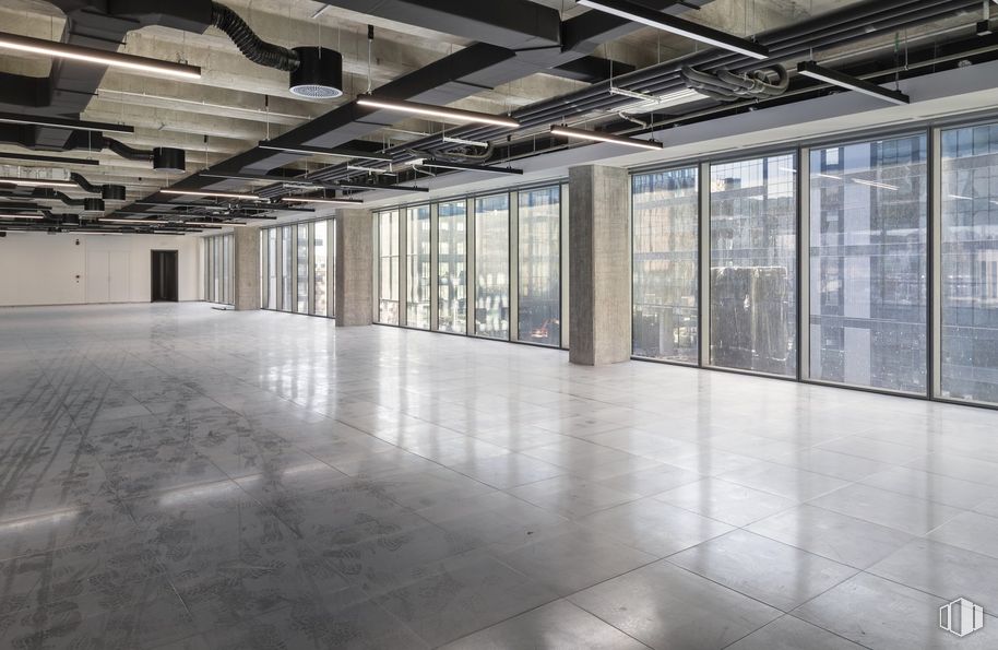 Office for rent at Austral, Calle Méndez Álvaro, 61, Arganzuela, Madrid, 28045 with light fixture, fixture, flooring, hall, floor, glass, ceiling, space, event and composite material around