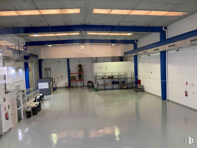 Industrial for sale at Zona empresarial Las Rozas, Las Rozas de Madrid, Madrid, 28230 with field house, hall, flooring, floor, building, ceiling, event, machine, room and fluorescent lamp around