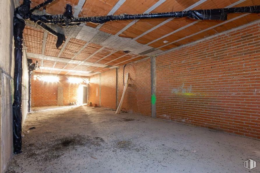 Retail for sale at Centro urbano, Venturada, Madrid, 28729 with wood, floor, building, brick, brickwork, house, fixture, composite material, building material and ceiling around