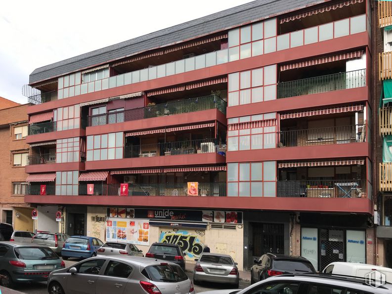 Retail for sale at Calle Sol, 5, Leganés, Madrid, 28911 with car, building, property, vehicle, wheel, window, tire, sky, architecture and vehicle registration plate around