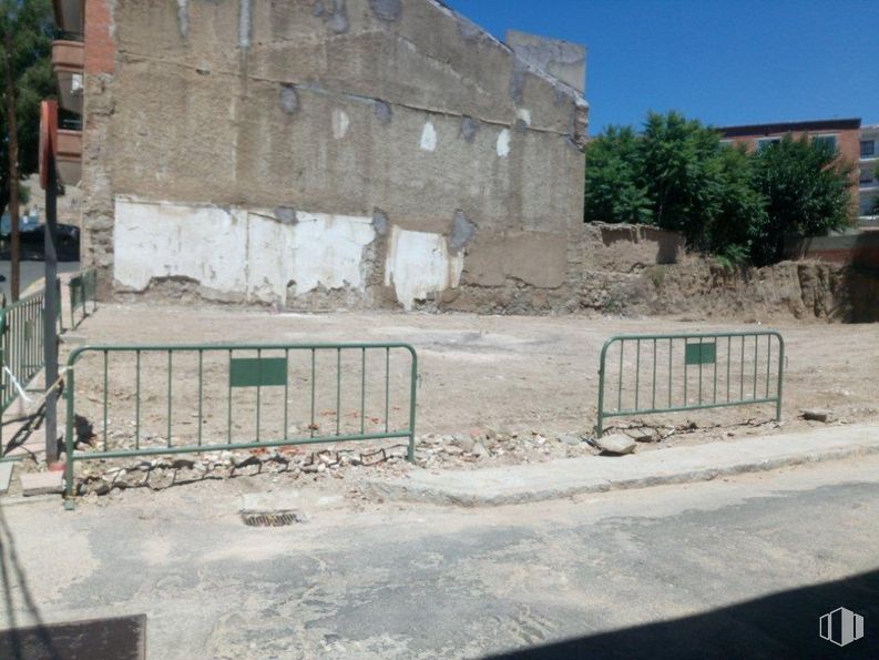 Land for sale at Avenida Constitución, 42, Cebreros, Ávila, 05260 with building, land lot, urban design, composite material, road surface, facade, asphalt, sky, tree and concrete around