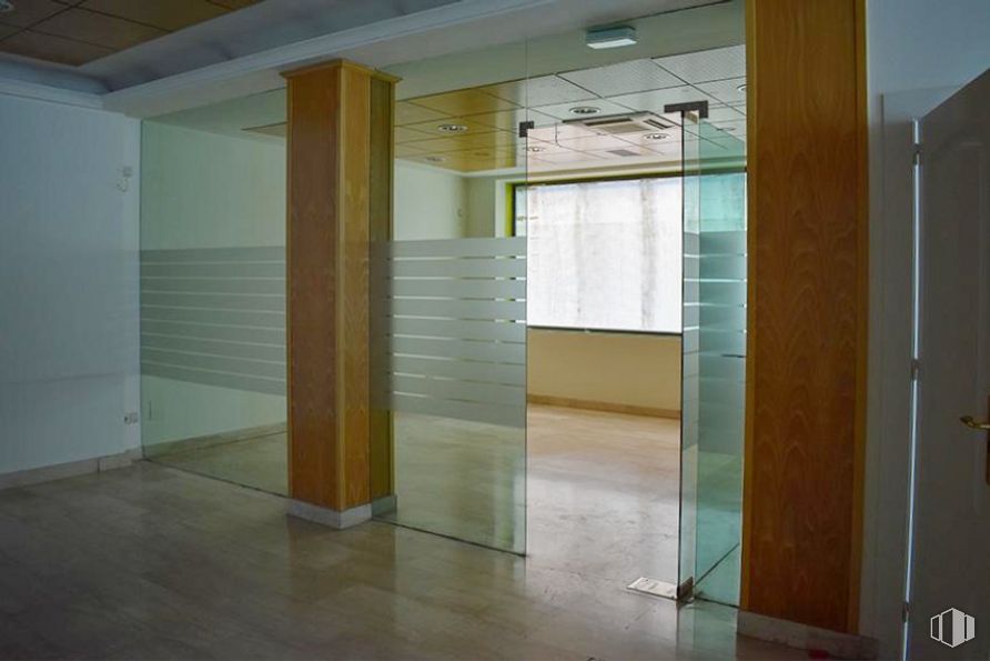 Retail for sale & for rent at Calle Burgohondo, Ávila, 05002 with mirror, fixture, wood, interior design, shade, hall, floor, house, automotive exterior and material property around